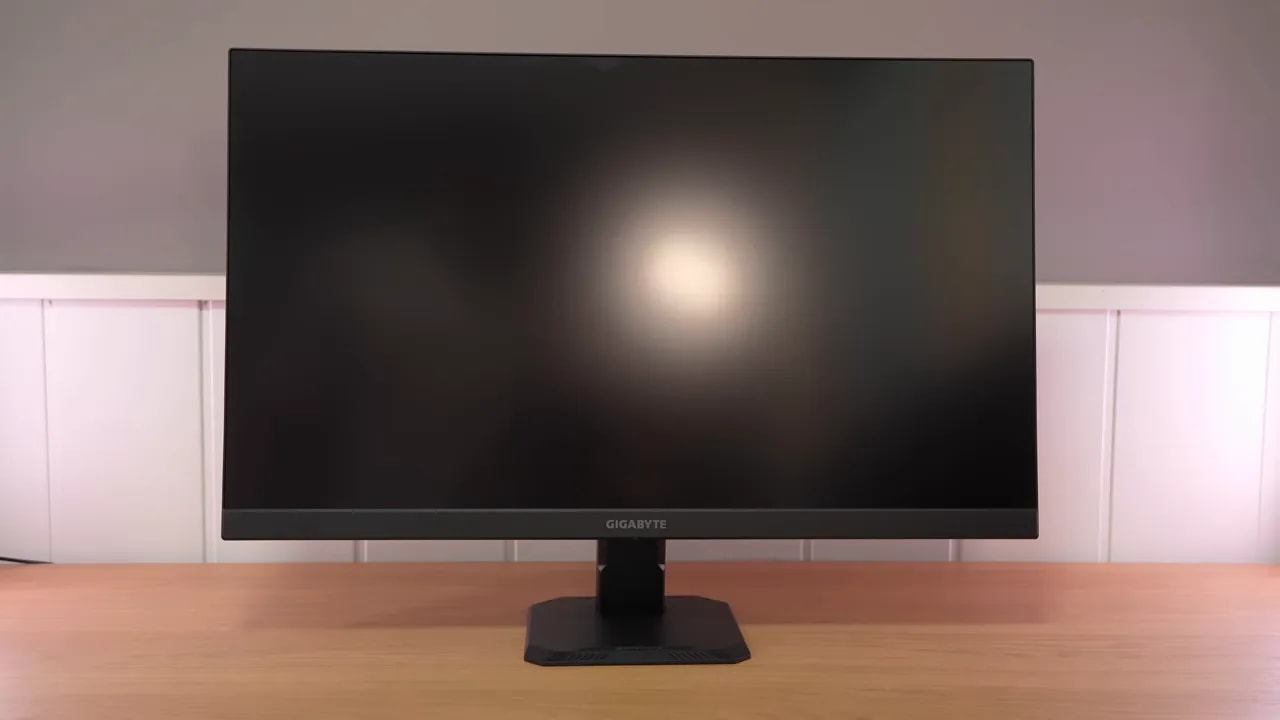 Monitor Gigabyte GS27U 4K con acabado mate y reflejo de luz en pantalla
