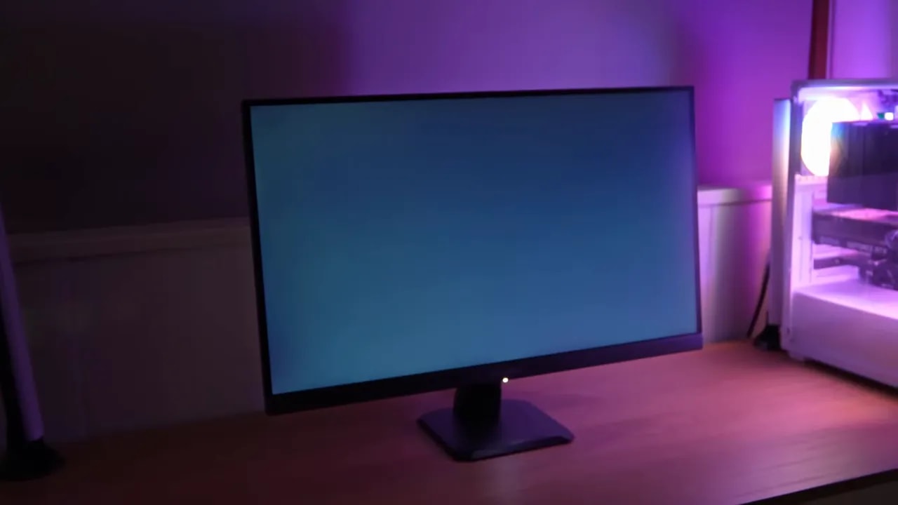 Monitor Gigabyte GS27U IPS 4K 160 Hz encendido en banco de pruebas con iluminación morada y base visible