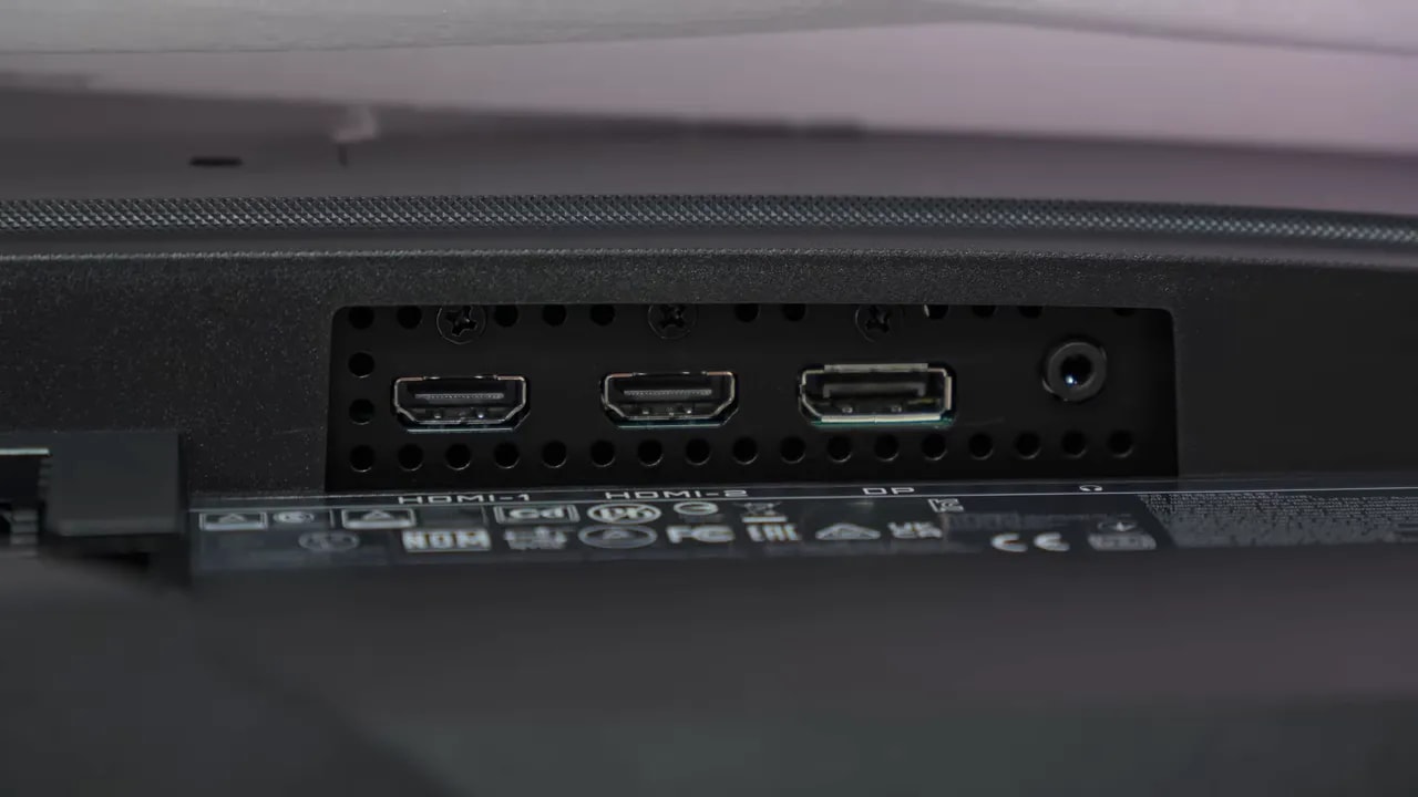 Puertos traseros del Gigabyte GS27U con 2x HDMI 2.1 y DisplayPort 1.4