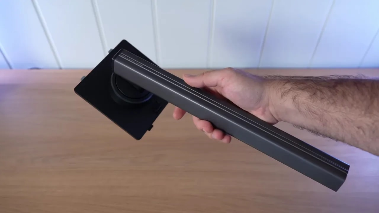 Ajuste de la peana del Gigabyte MO27Q2 mostrando el soporte en la mesa