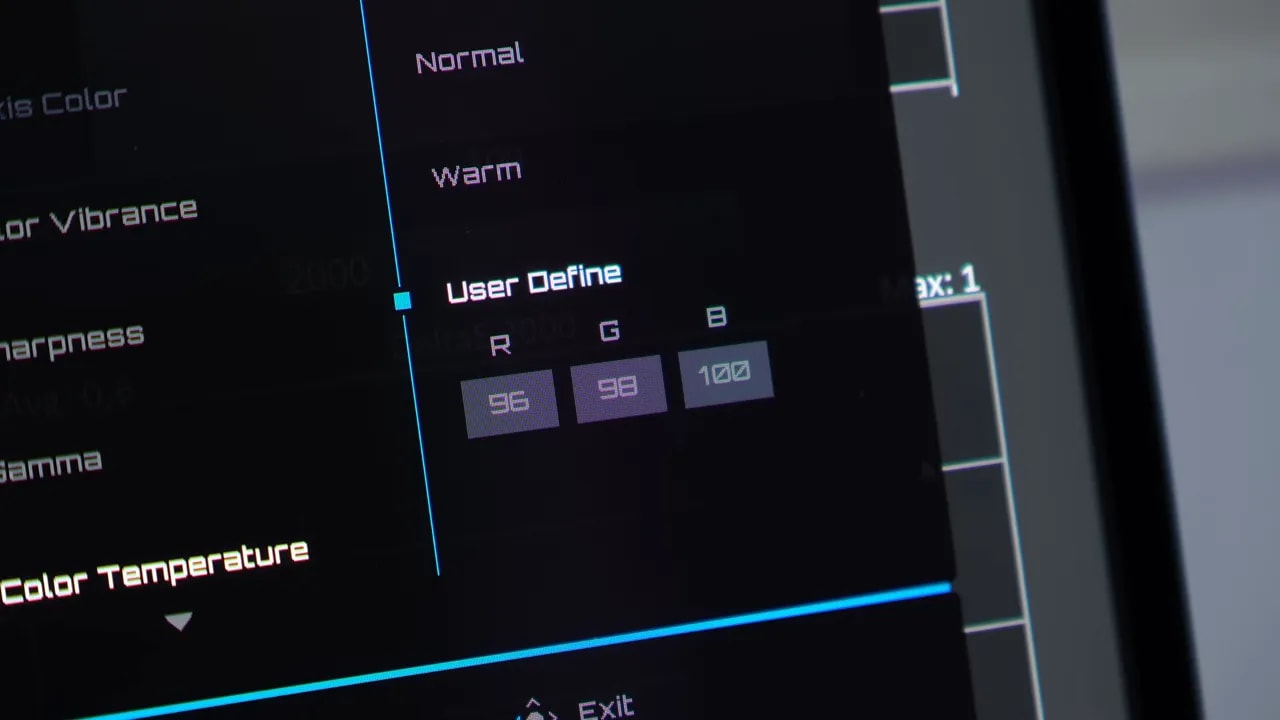 Pantalla del menú OSD del Gigabyte MO27Q2 mostrando el ajuste de temperatura de color con modo User Define y valores R, G y B.