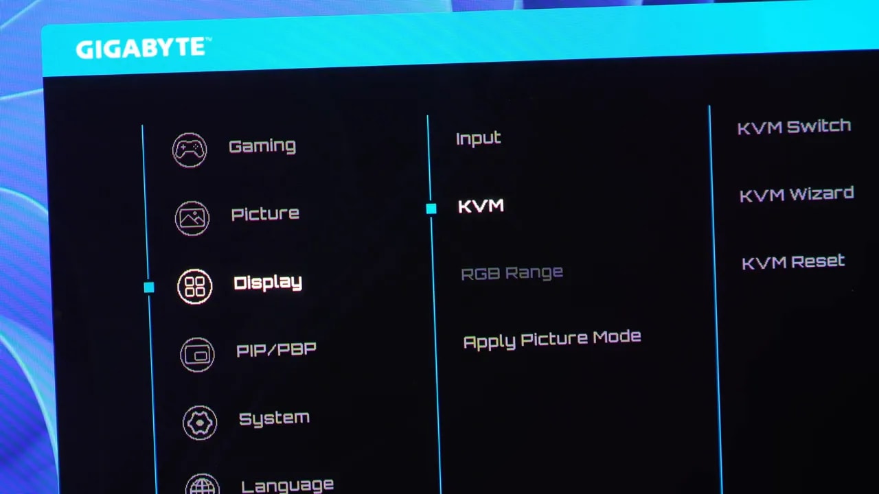 Menú OSD del Gigabyte QD OLED MO27Q2 con opciones de Input y KVM Switch/KVM Wizard/KVM Reset