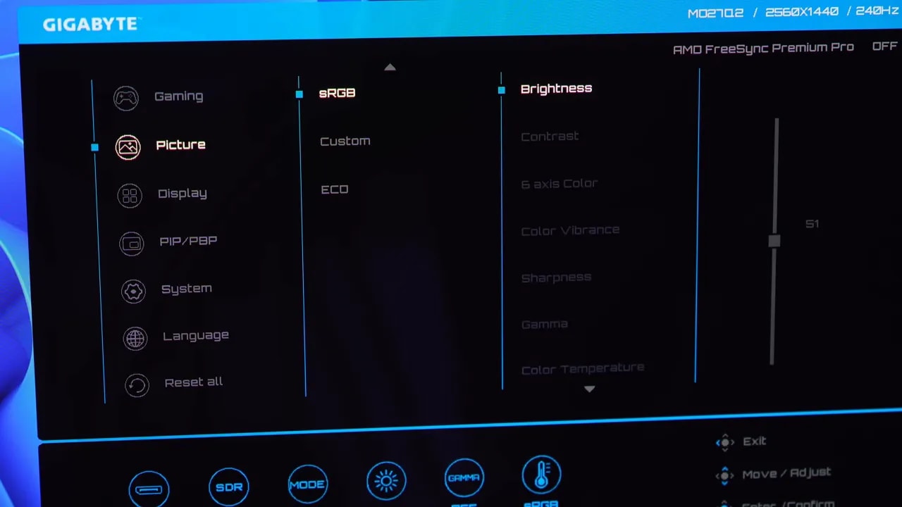 Menú OSD del Gigabyte MO27Q2 con ajuste de temperatura de color en User Define y valores RGB