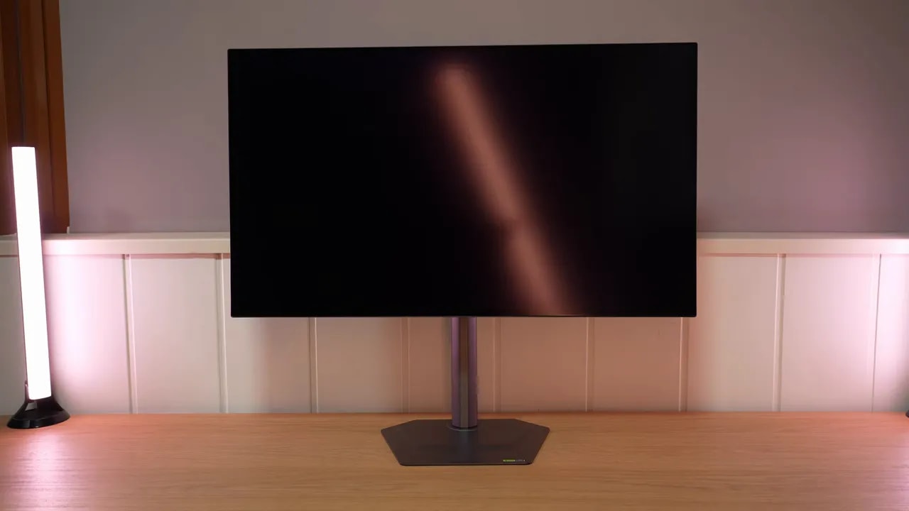 Monitor Gigabyte MO27Q28G con acabado mate mostrando reflejos controlados en una sala iluminada