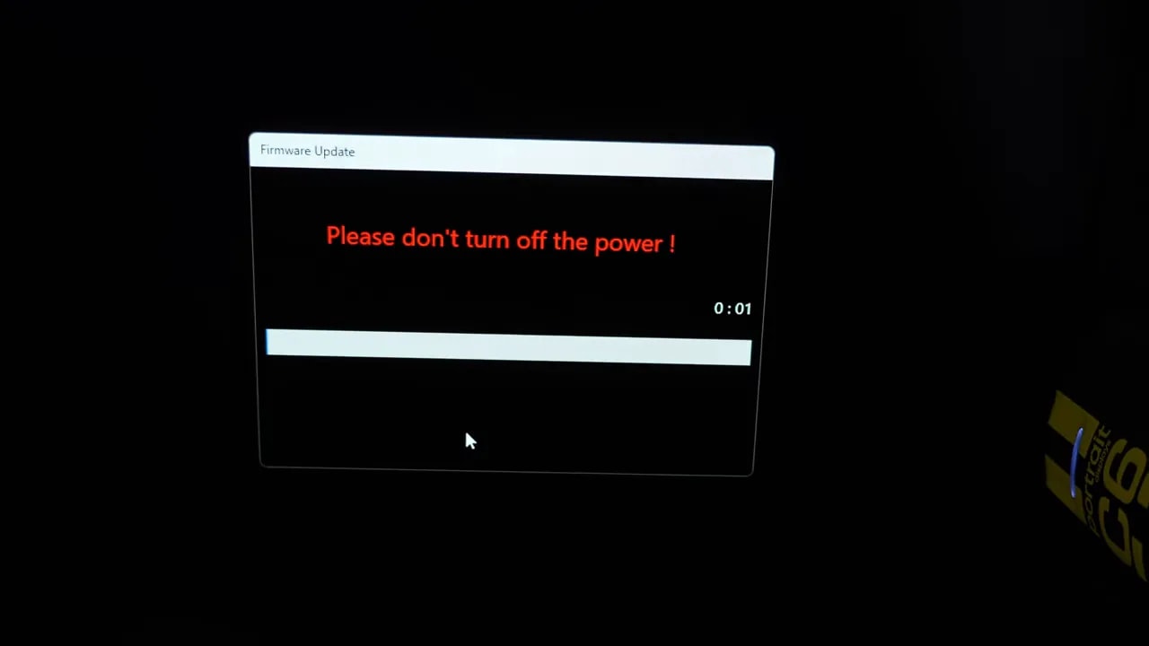 Actualización de firmware en el Gigabyte MO27Q28G con el mensaje de advertencia “Please don’t turn off the power!” y barra de progreso
