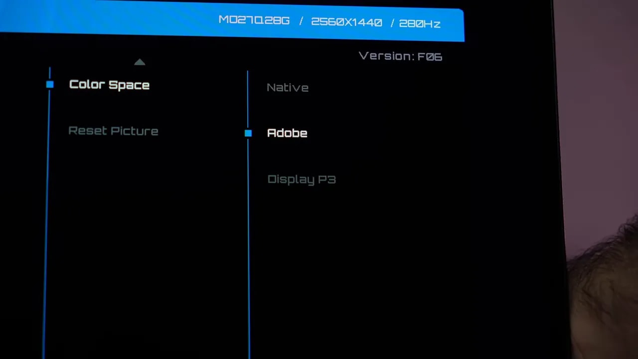 Menú del Gigabyte MO27Q28G mostrando opciones de Color Space (Color/Color Space) y la versión F06