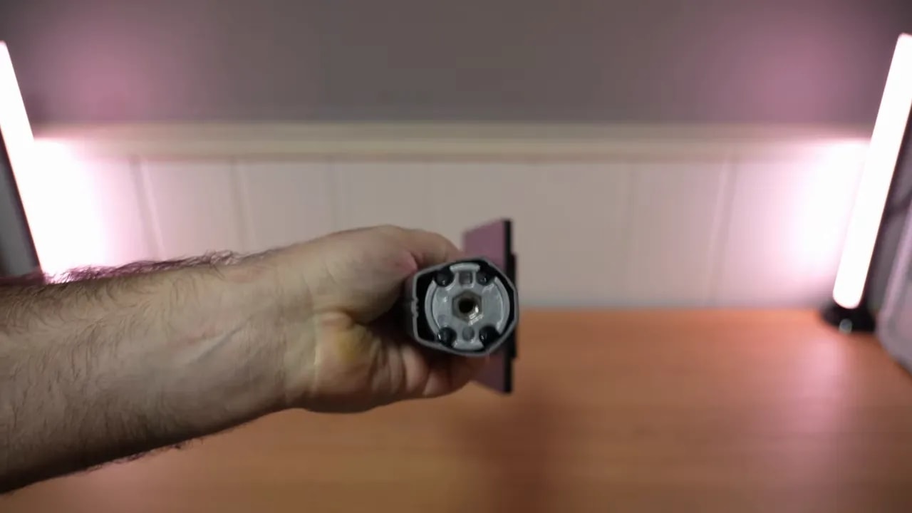 Detalle del conector y puertos traseros del Gigabyte MO27Q28G