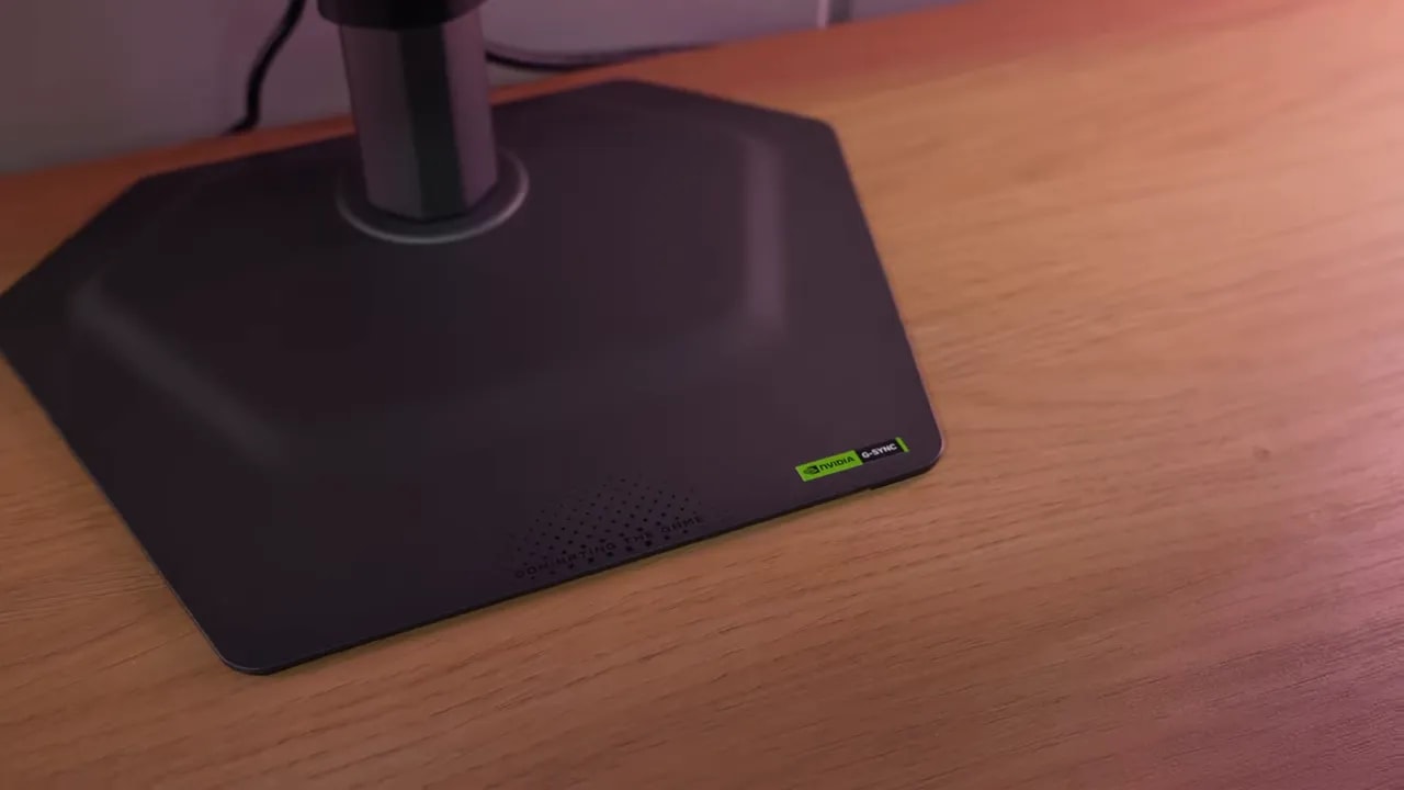 Detalle del monitor Gigabyte MO27Q28G con acabado mate y marca de certificación en la esquina inferior