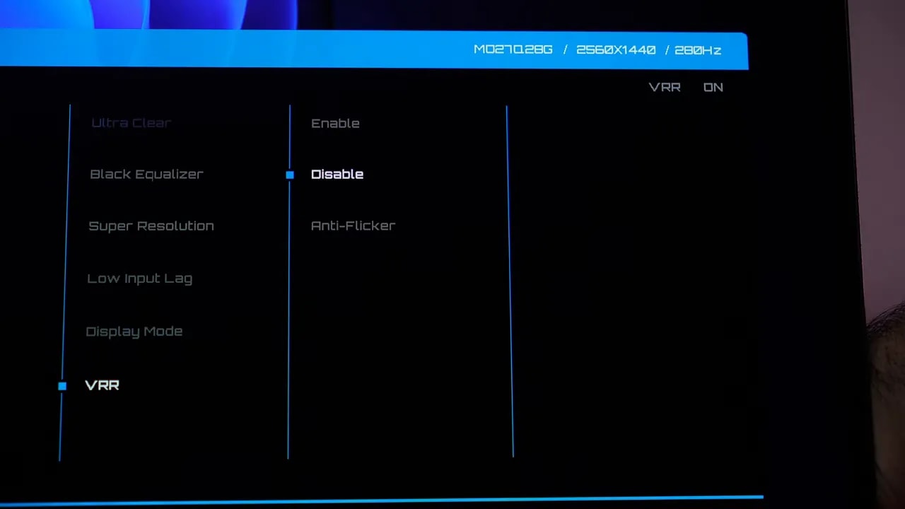 Menú del Gigabyte MO27Q28G con Anti-Flicker en modo Disable dentro de las opciones VRR
