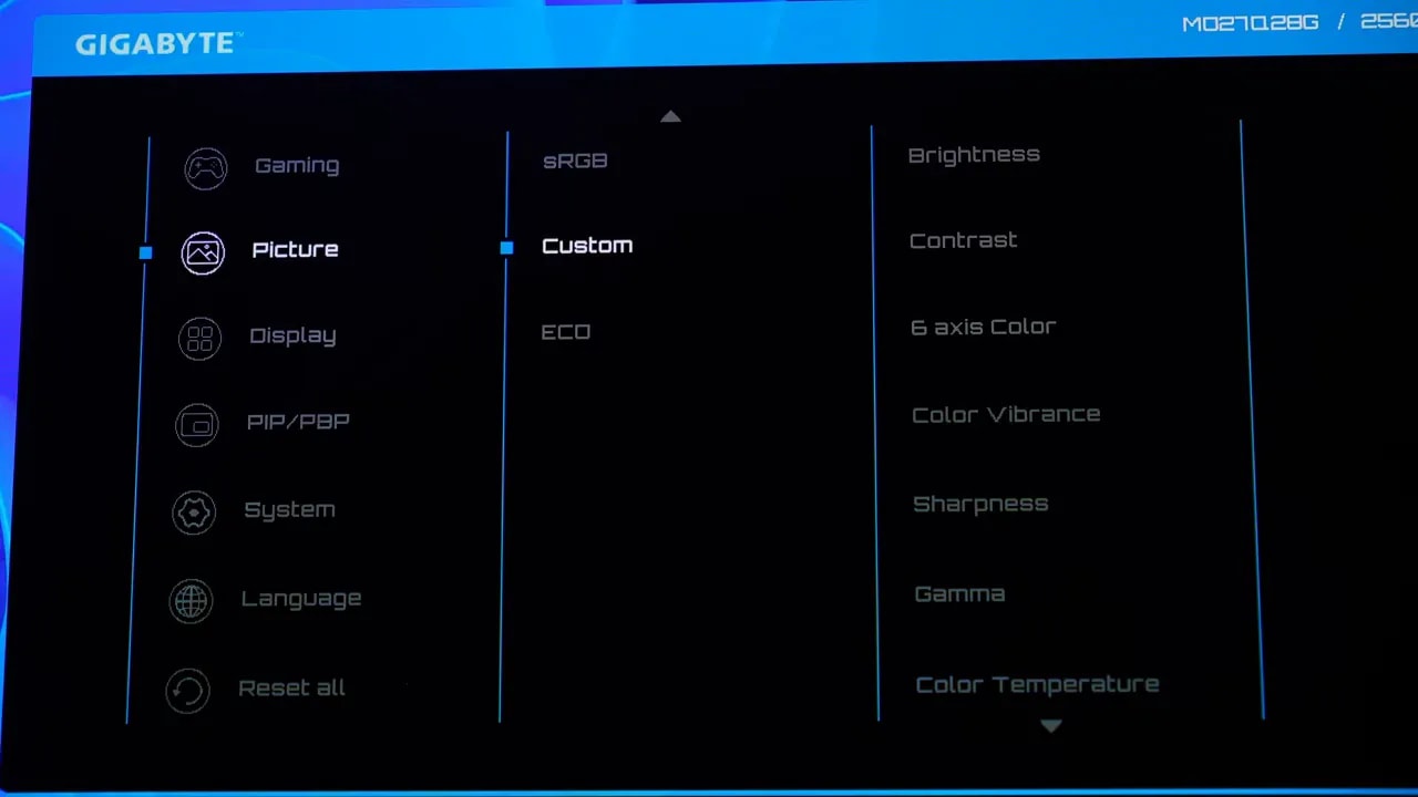 Menú OSD del Gigabyte MO27Q28G con el preset Custom y opciones de brillo y color