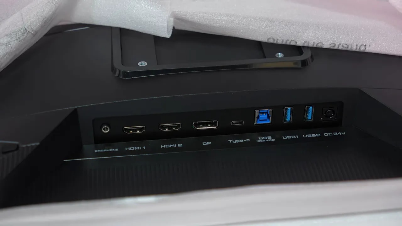 Puertos del monitor Gigabyte MO27Q28G con HDMI 1, HDMI 2, DisplayPort y USB-C