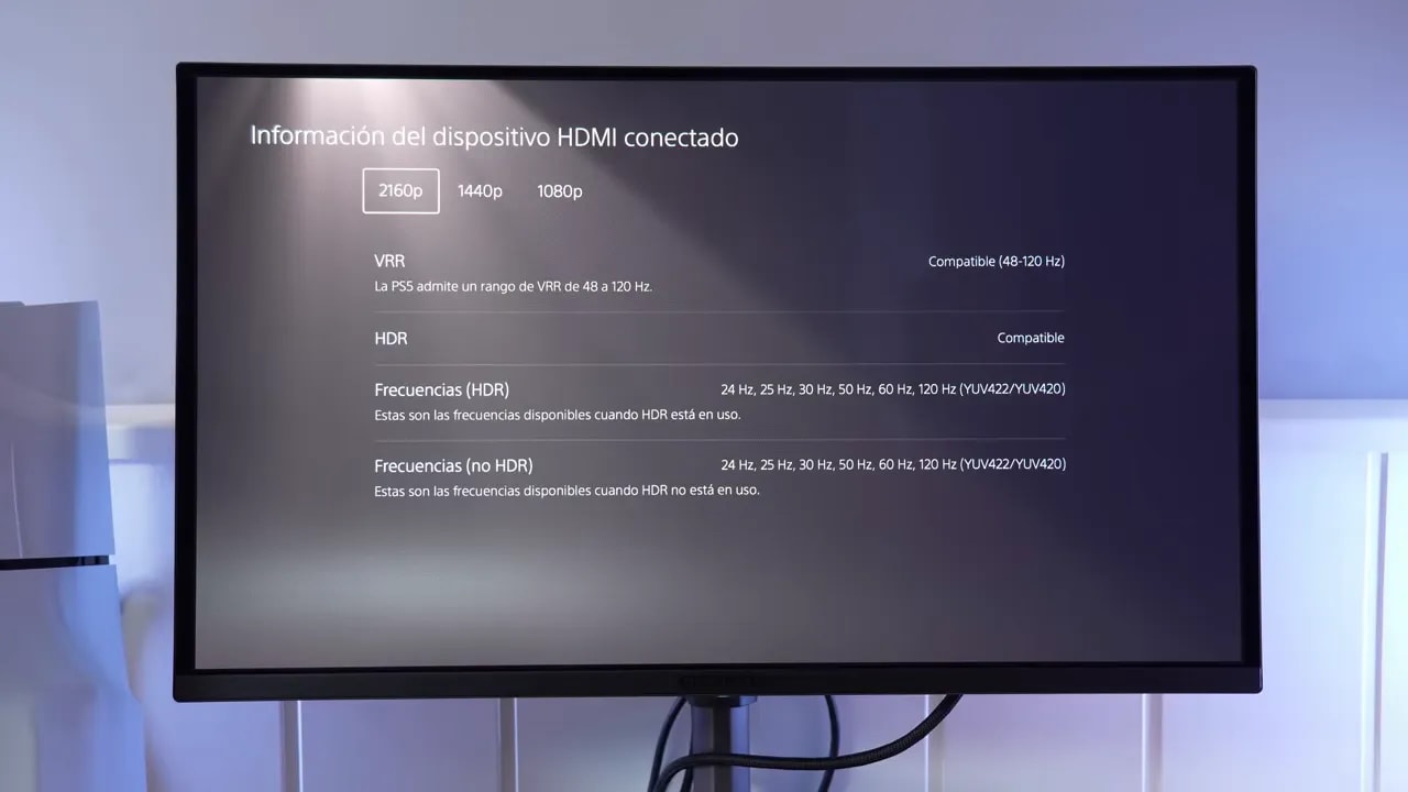 Pantalla del monitor con menú de HDR y compatibilidad de frecuencias al conectar PS5