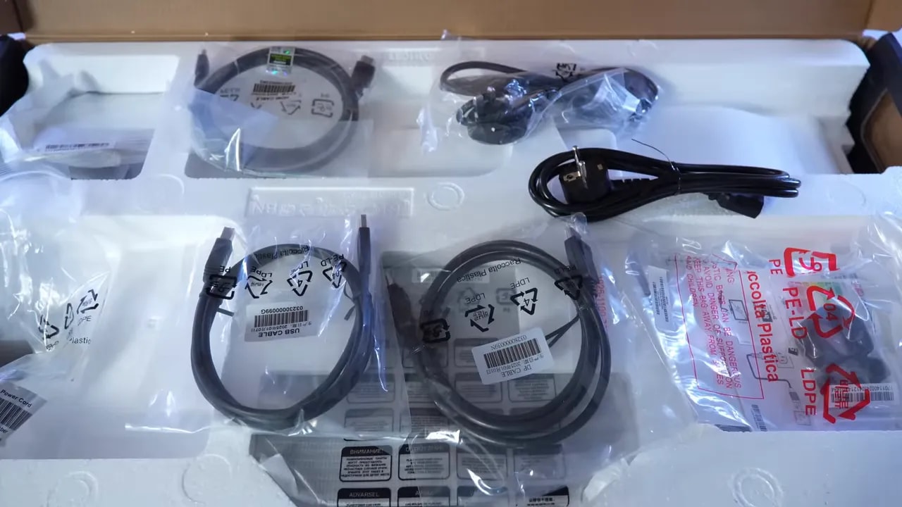 Cable HDMI 2.1 incluido en la caja del Gigabyte QD OLED MO27Q2