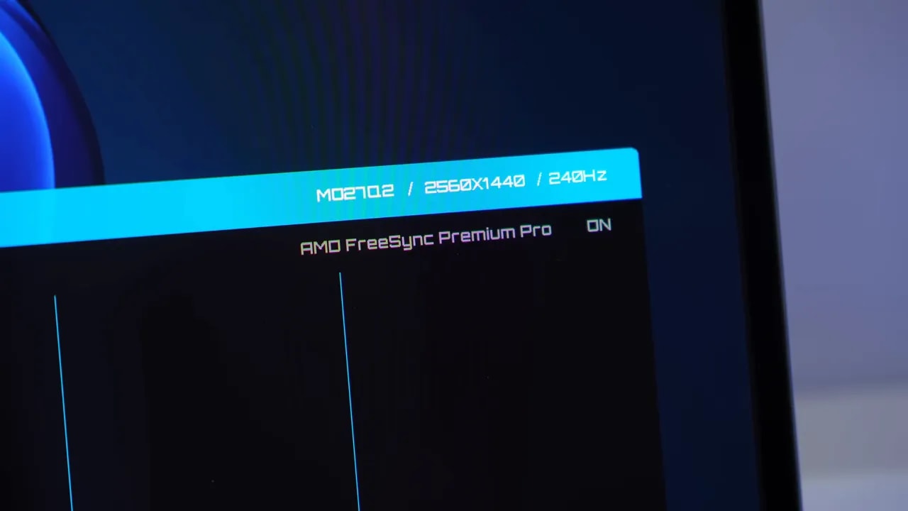 OSD del Gigabyte QD OLED MO27Q2 mostrando FreeSync Premium Pro activado y 1440p a 240 Hz