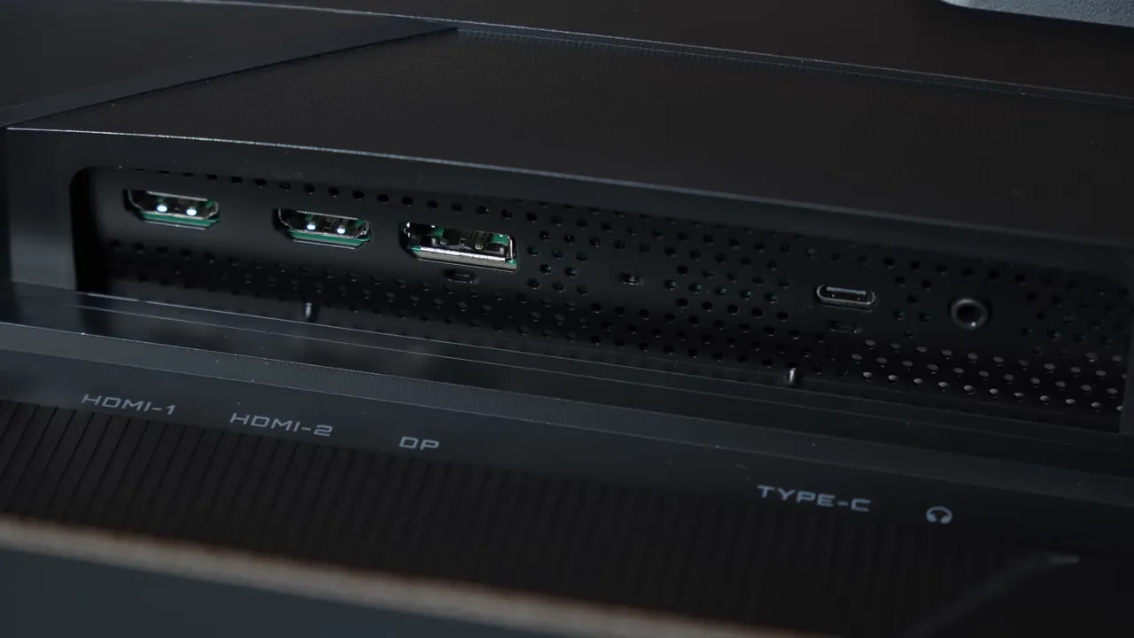 Puertos HDMI y DisplayPort y USB-C del monitor Gigabyte QD-OLED MO27Q2