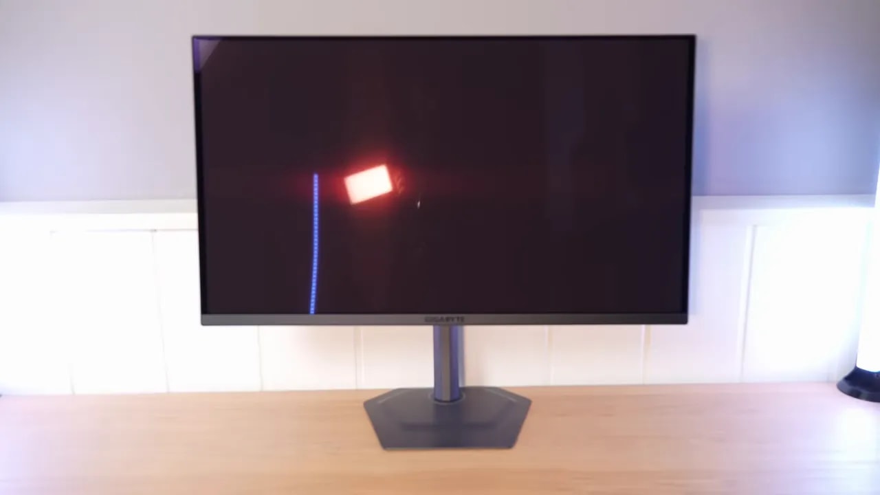 Monitor Gigabyte QD OLED MO27Q2 con reflejo de luz en pantalla (acabado glossy)