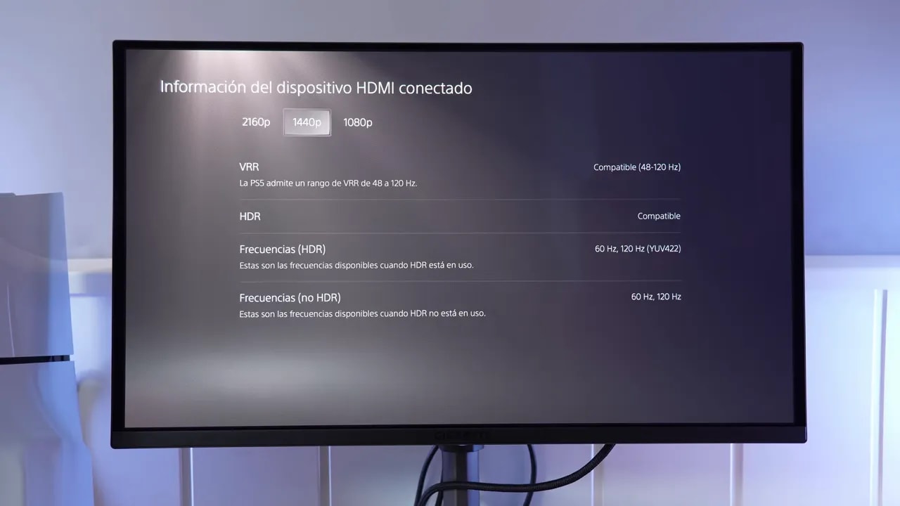 Información del dispositivo HDMI conectado en PS5 que confirma compatibilidad VRR y HDR en el Gigabyte QD-OLED MO27Q2