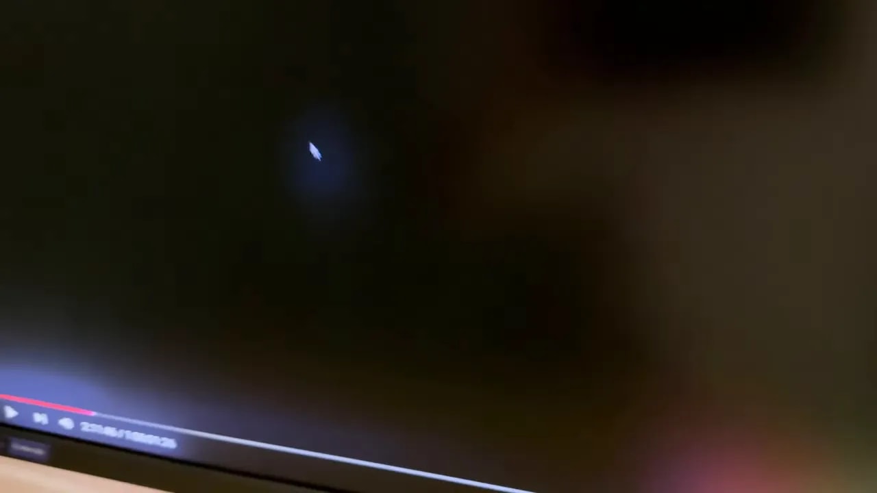 Halo de blooming en pantalla oscura visto desde la captura de la comparación