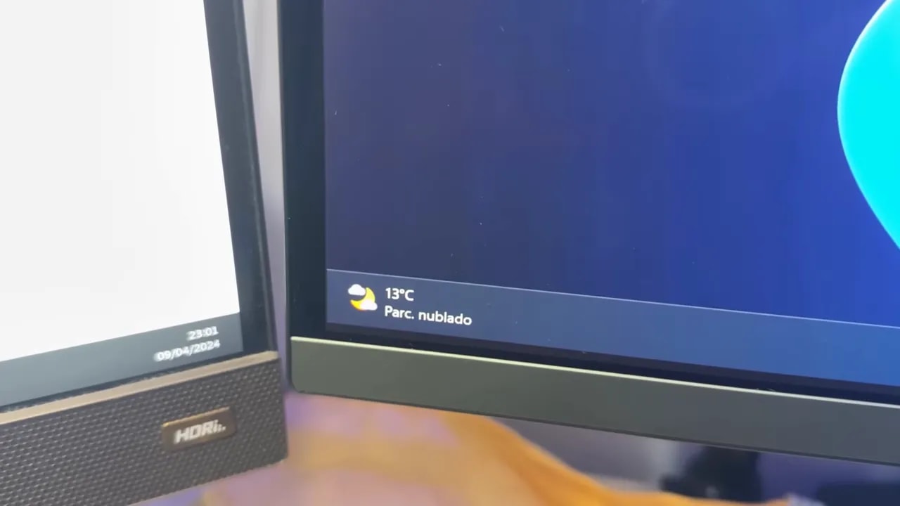 Indicador de temperatura y estado de tiempo en la pantalla del monitor MSI MPG 321URX