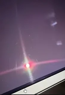 Captura de pantalla de r/OLED Gaming inspeccionando el panel con una luz para detectar posibles arañazos