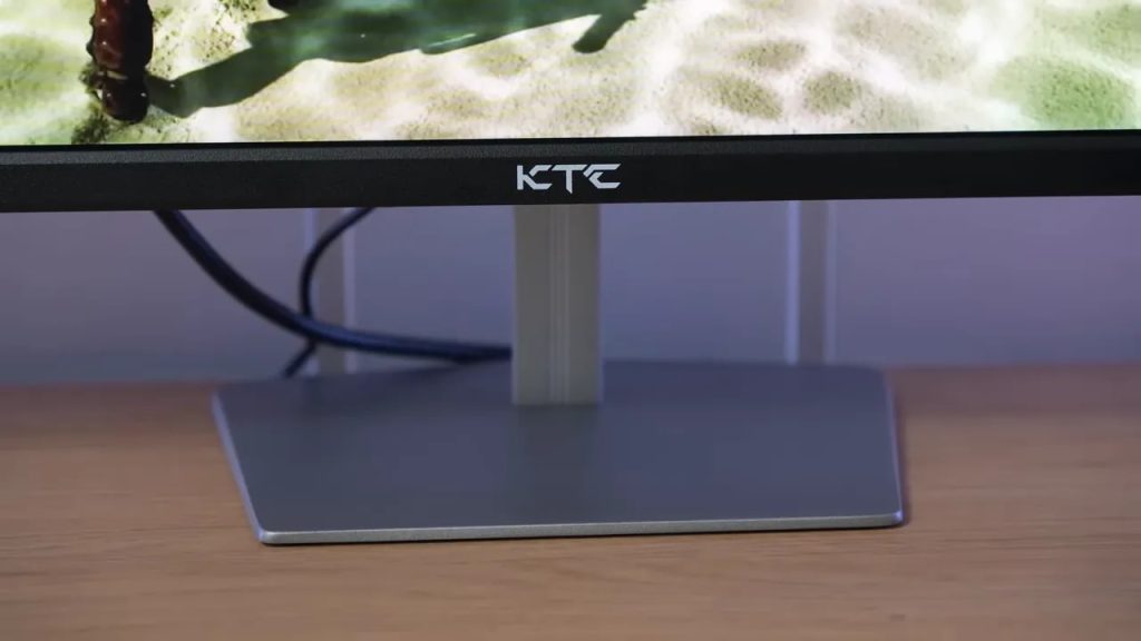 Monitor KTC H25X7 con el logotipo visible sobre una base de metal