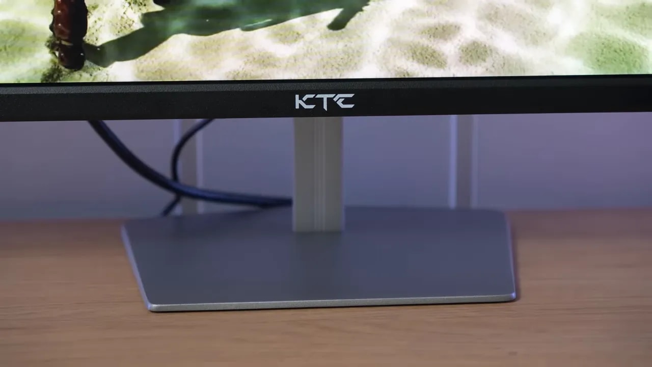 Monitor KTC H25X7 con el logotipo visible sobre una base de metal