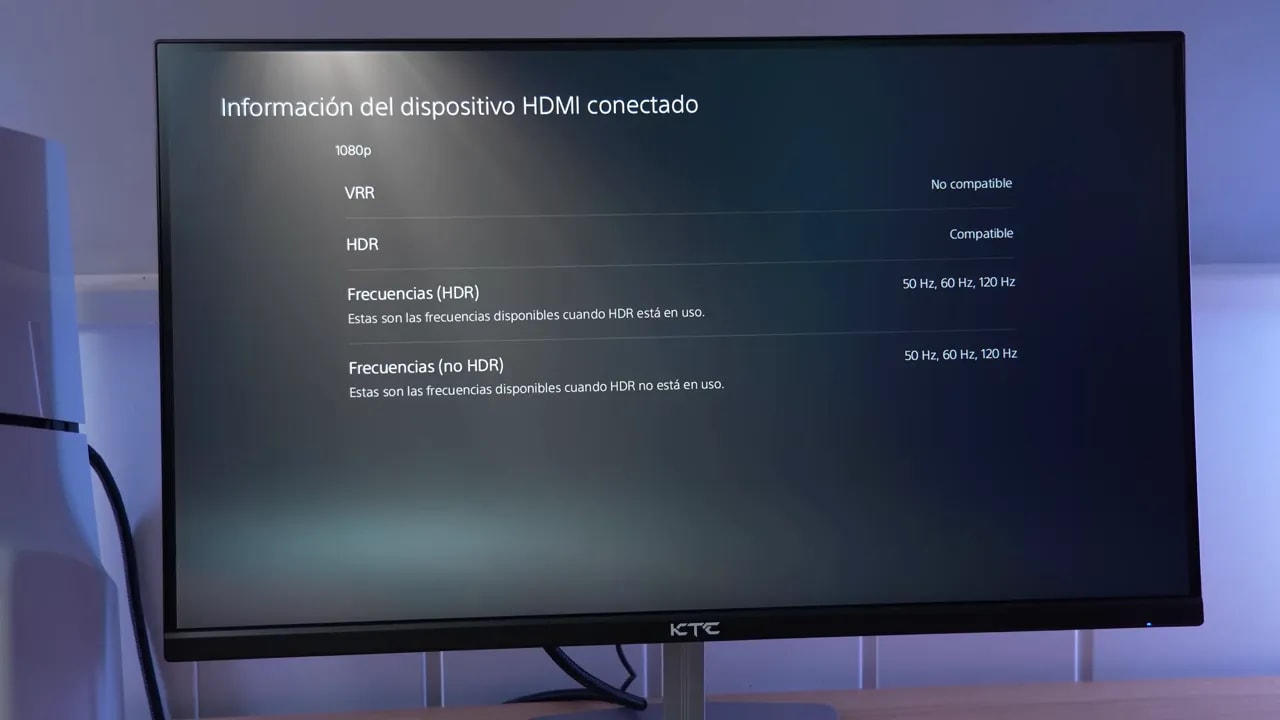 Menú de ajustes del KTC H25X7 en pantalla con opciones de VRR y salida de señal