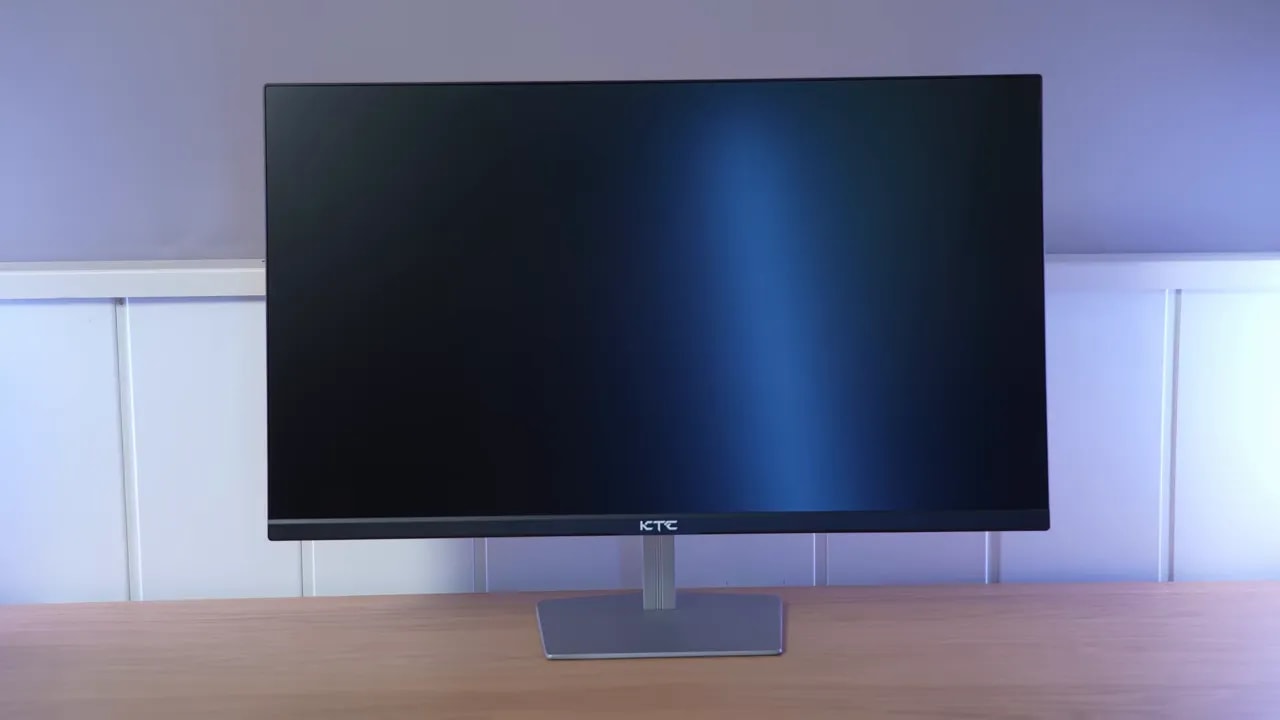 Pantalla del KTC H25X7 mostrando acabado mate y poca reflexión con luz azul de fondo