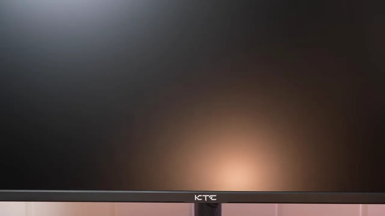 Pantalla del KTC H27E6 mostrando reflejos y difuminado del tratamiento antirreflejos