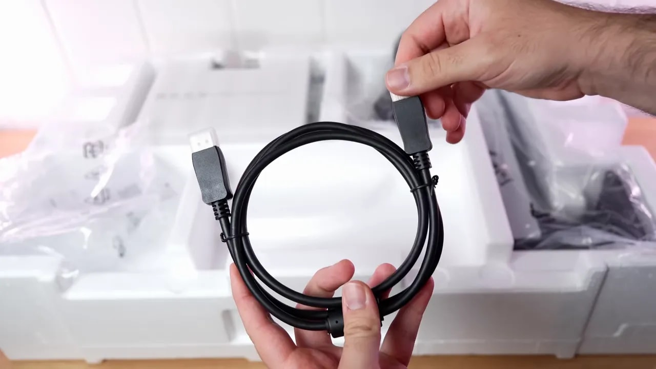Cable DisplayPort negro incluido en la caja del monitor KTC H27E6