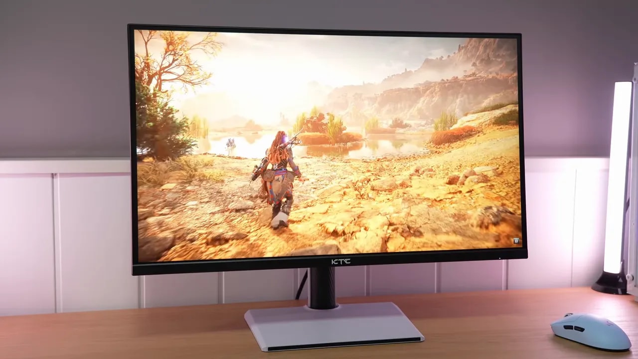Monitor KTC H27E6 en mesa con escena de videojuego para evaluar modos de color