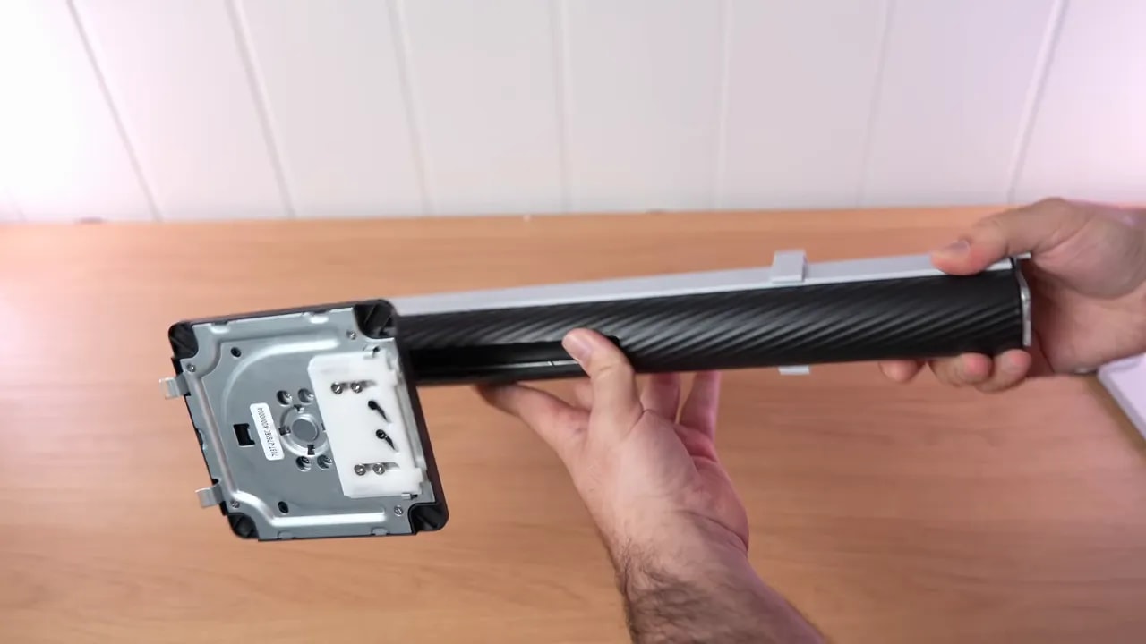 KTC H27E6 panel trasero con tapa abierta mostrando conexiones internas