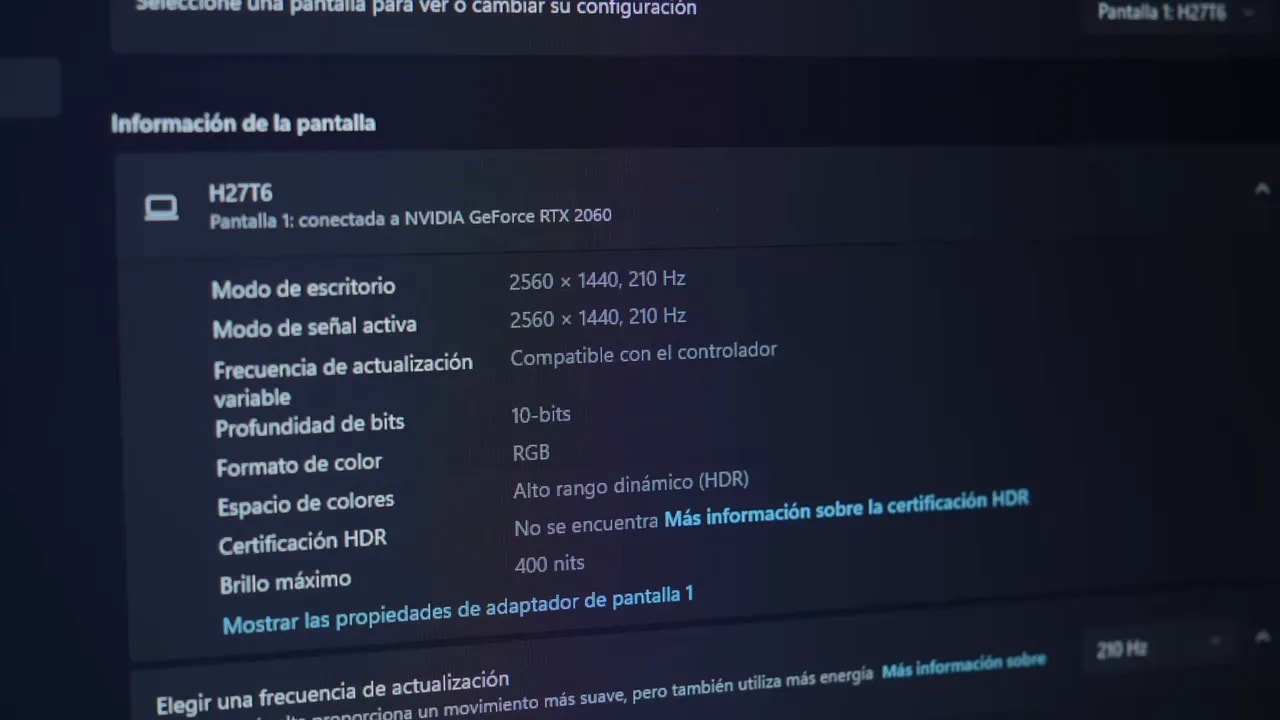 Pantalla de configuración que muestra 210 Hz en el KTC H27T27 conectado a una NVIDIA GeForce RTX