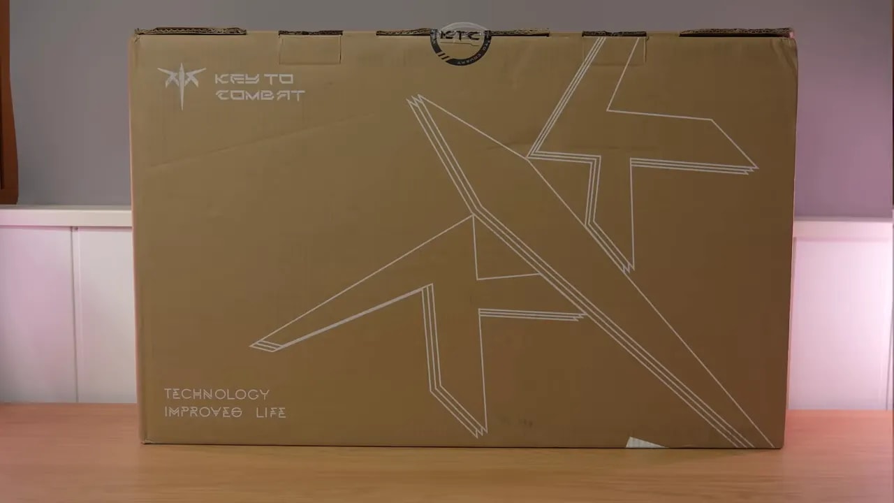 Mano conectando el cable de alimentación al adaptador del monitor KTC H27T27