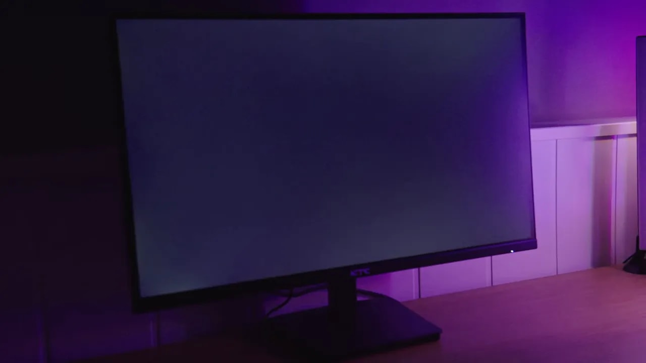 Monitor KTC H27T27 durante pruebas de panel con iluminación ambiental morada