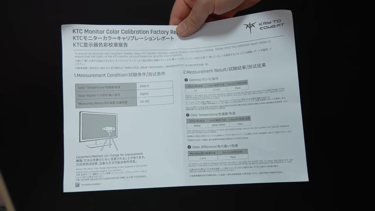 Reporte de calibración de fábrica del monitor KTC H27T27 mostrado durante el unboxing
