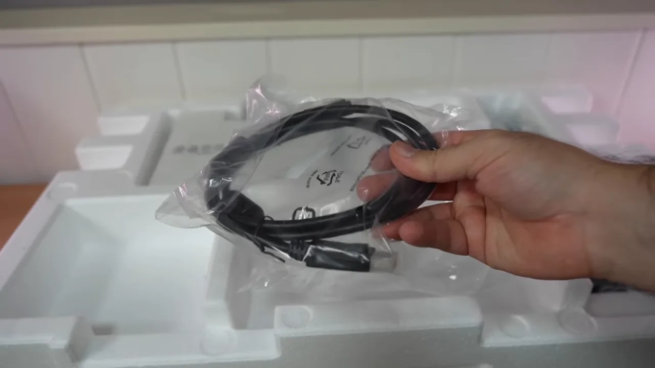 Reporte de calibración de fábrica del monitor KTC H27T27 mostrado durante el unboxing
