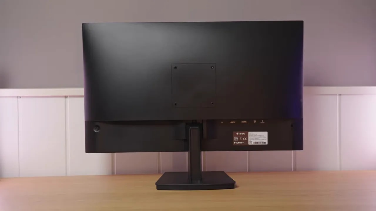 Parte trasera del monitor KTC H27T27 mostrando peana y soporte VESA sobre mesa