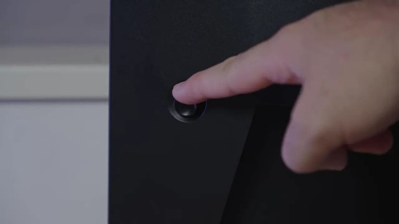 Mano usando el joystick del OSD del monitor KTC H27T7