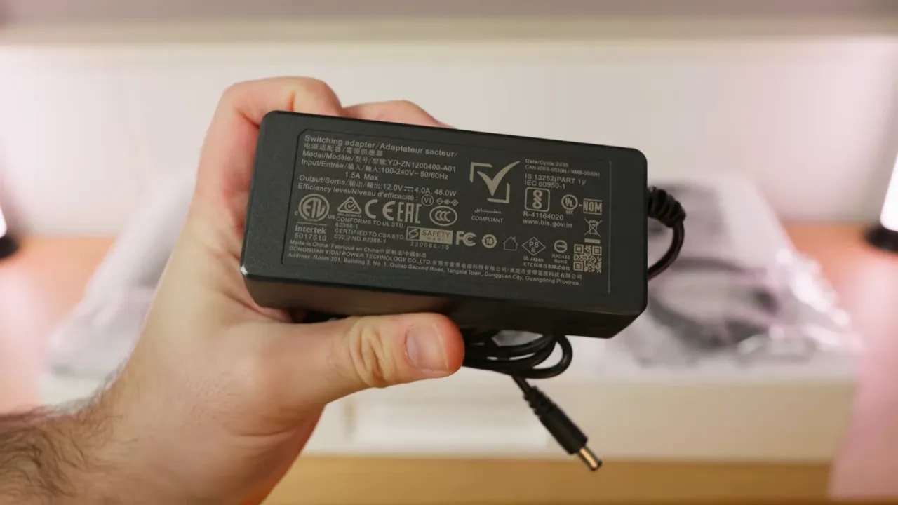 Accesorios del KTC H27T7P-2 dentro de la caja, con cables en su envoltorio