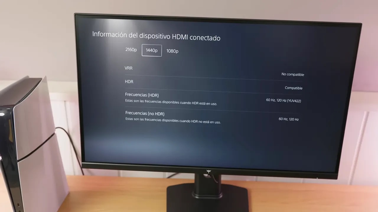 Pantalla del monitor con “Información del dispositivo HDMI conectado” y compatibilidades HDR/VRR