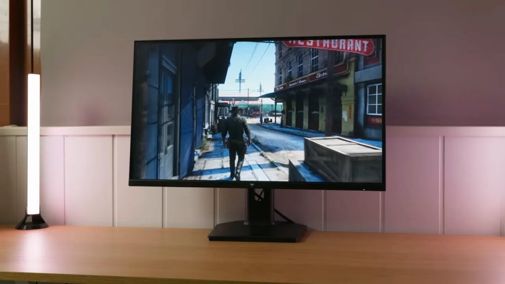 Monitor gaming KTC 1440p mostrando una escena de videojuego en una habitación