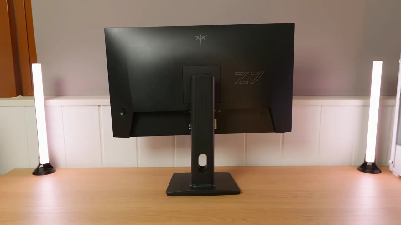 Pantalla de 27 pulgadas KTC mostrando un videojuego en una habitación