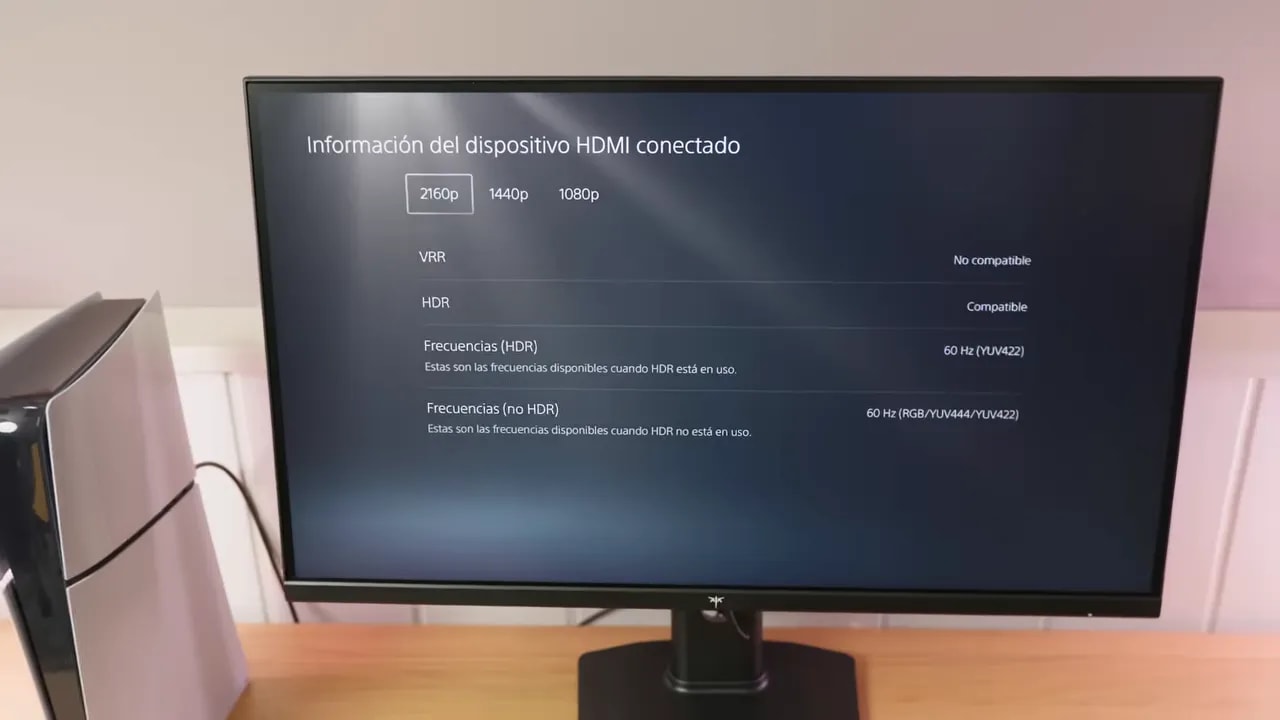 Pantalla del monitor con “Información del dispositivo HDMI conectado” en PS5
