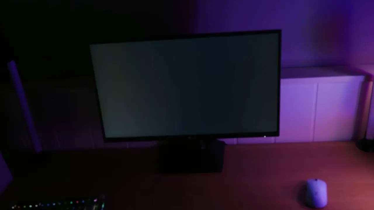 Pantalla del KTC H27T7P-2 encendida en un entorno oscuro con luces moradas