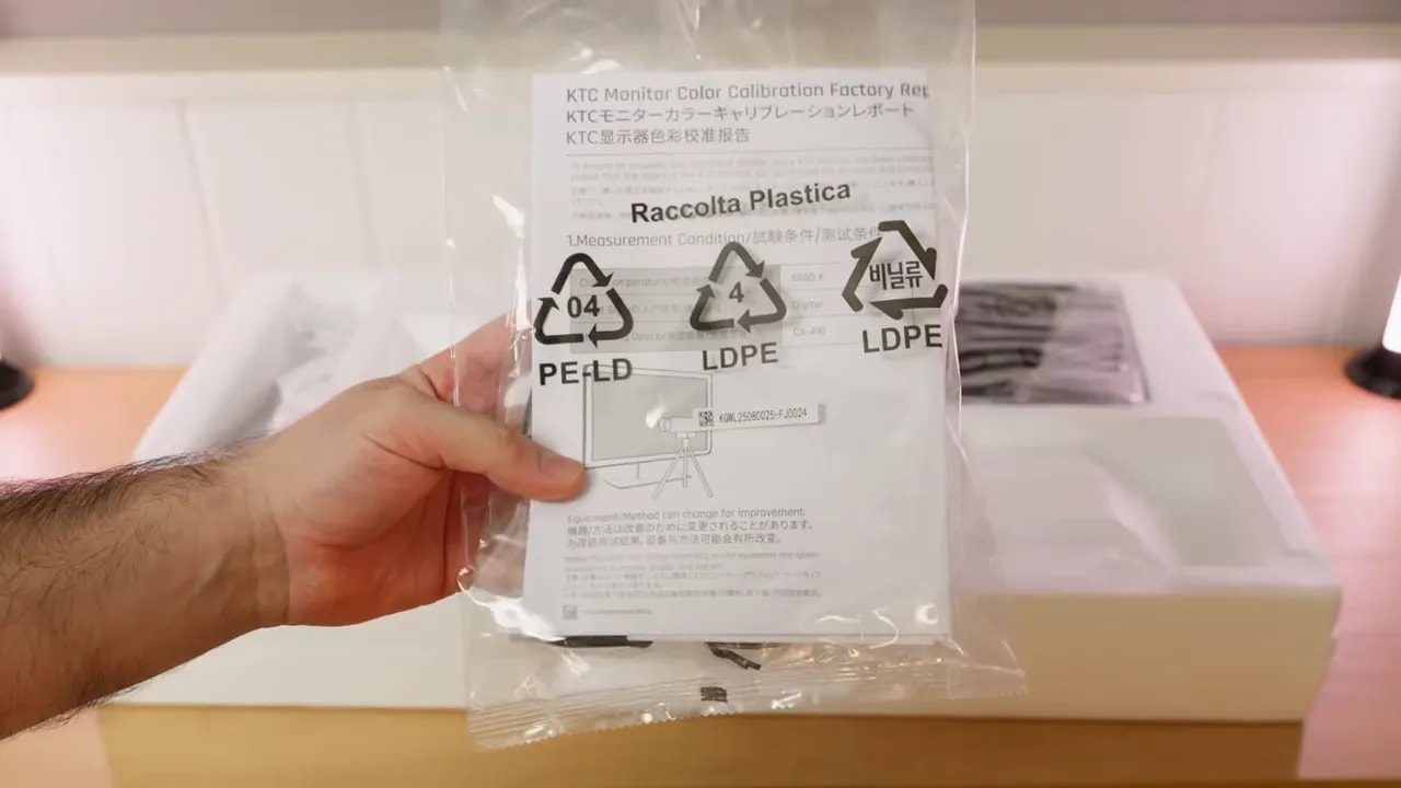 Reporte de calibración de fábrica incluido con el monitor KTC H27T7P-2 dentro del embalaje