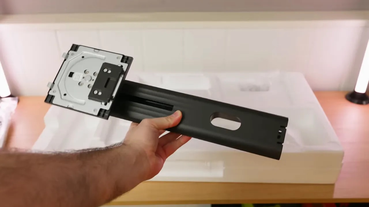 Toma de un monitor en una habitación con una escena en pantalla durante la prueba