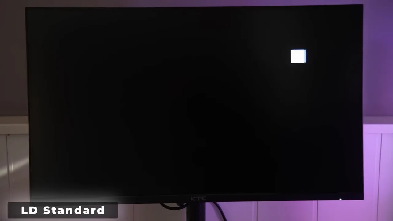 KTC M27T6 con prueba de blooming en modo LD Standard sobre fondo oscuro