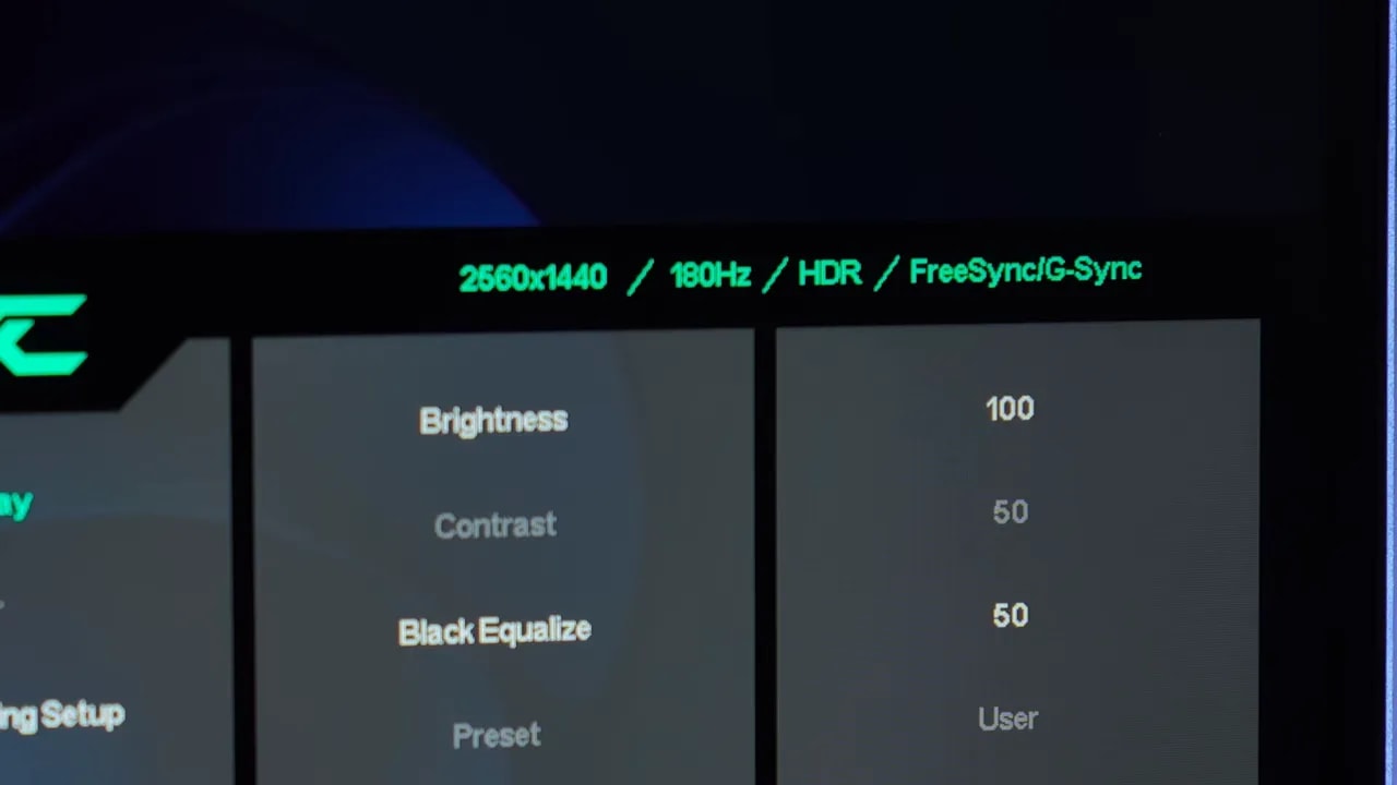 OSD del KTC M27T6 mostrando 180 Hz, HDR y compatibilidad con FreeSync/G-Sync
