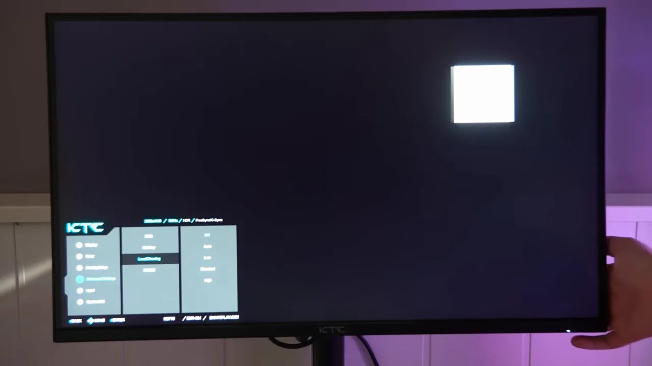 Prueba visual en el KTC M27T6 con local dimming: recuadro blanco sobre fondo oscuro y menú OSD